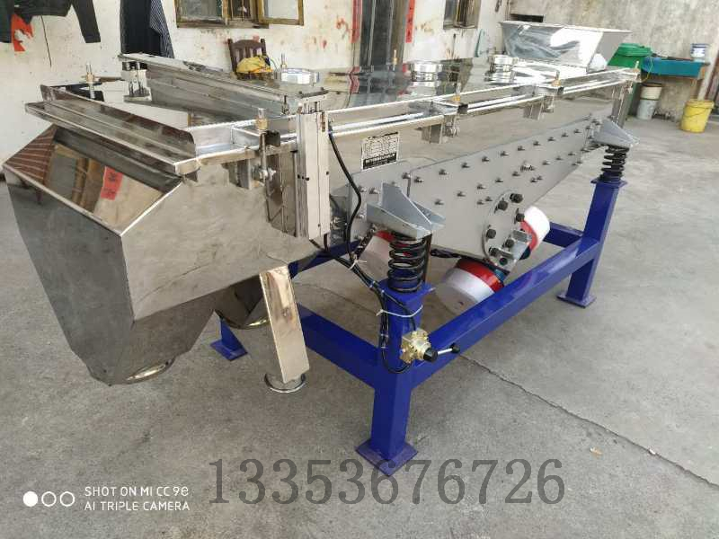 大家都知道超聲波篩分機是在三次元振動篩的基礎上加裝超聲波清網(wǎng)裝置從而解決各類堵網(wǎng)、粘網(wǎng)、吸附、劇團、靜電、輕比重等篩分難題。