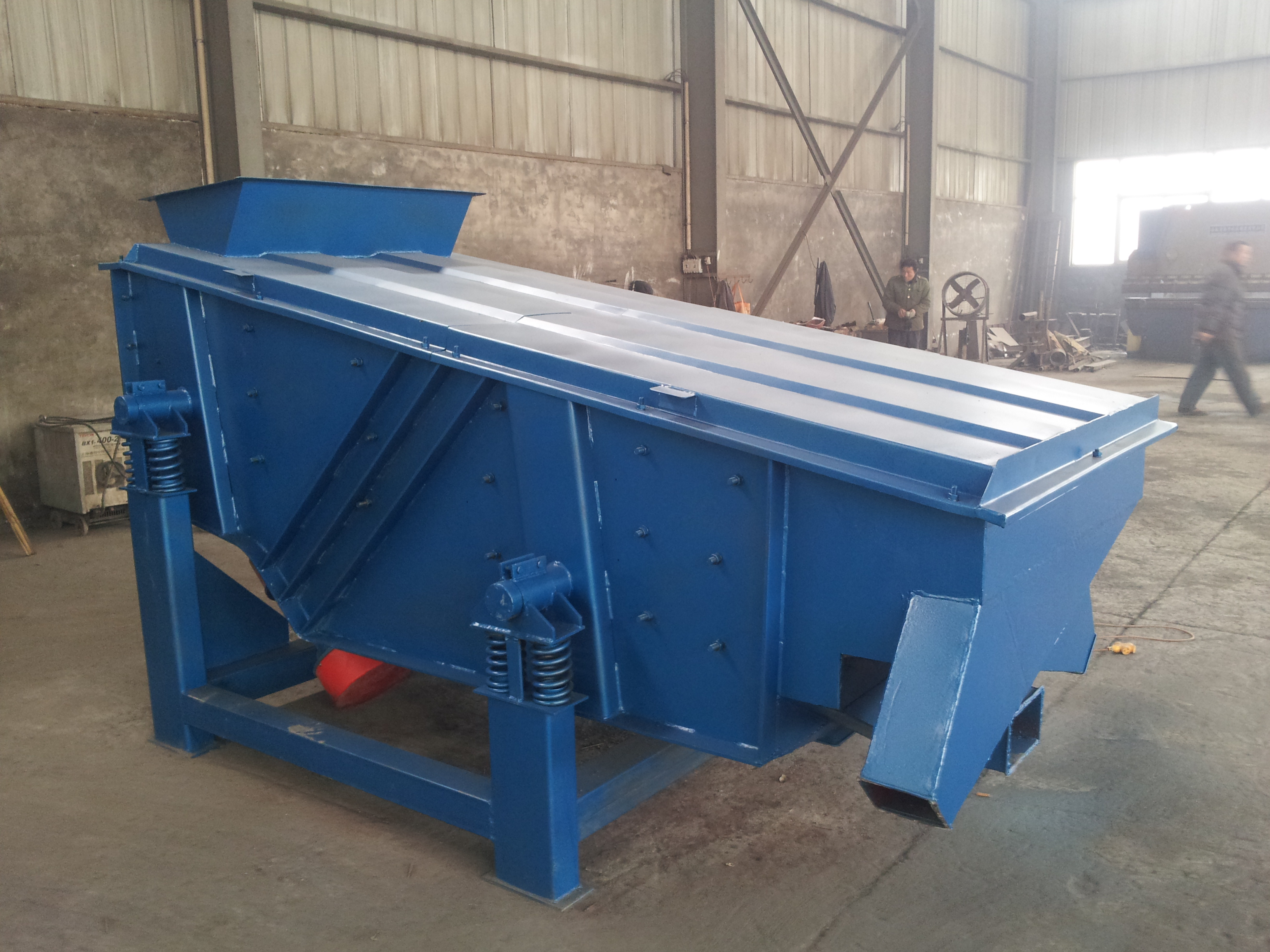 全封閉礦用振動篩的結構特點